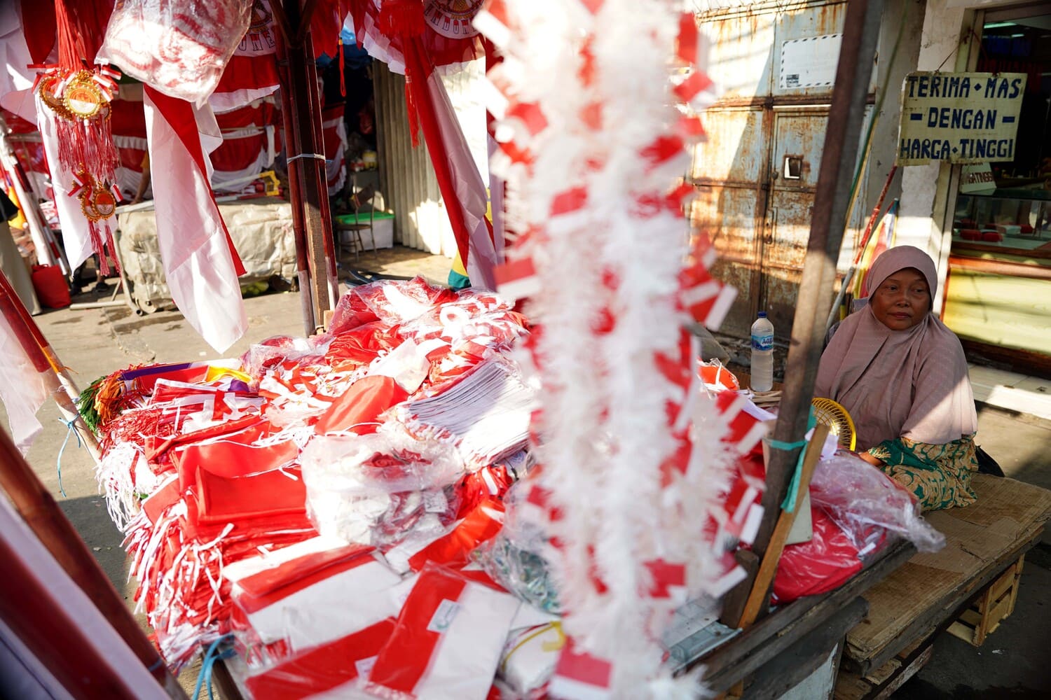 Jelang HUT RI, Pemkot Padang Bagikan 15 Ribu Bendera Merah Putih